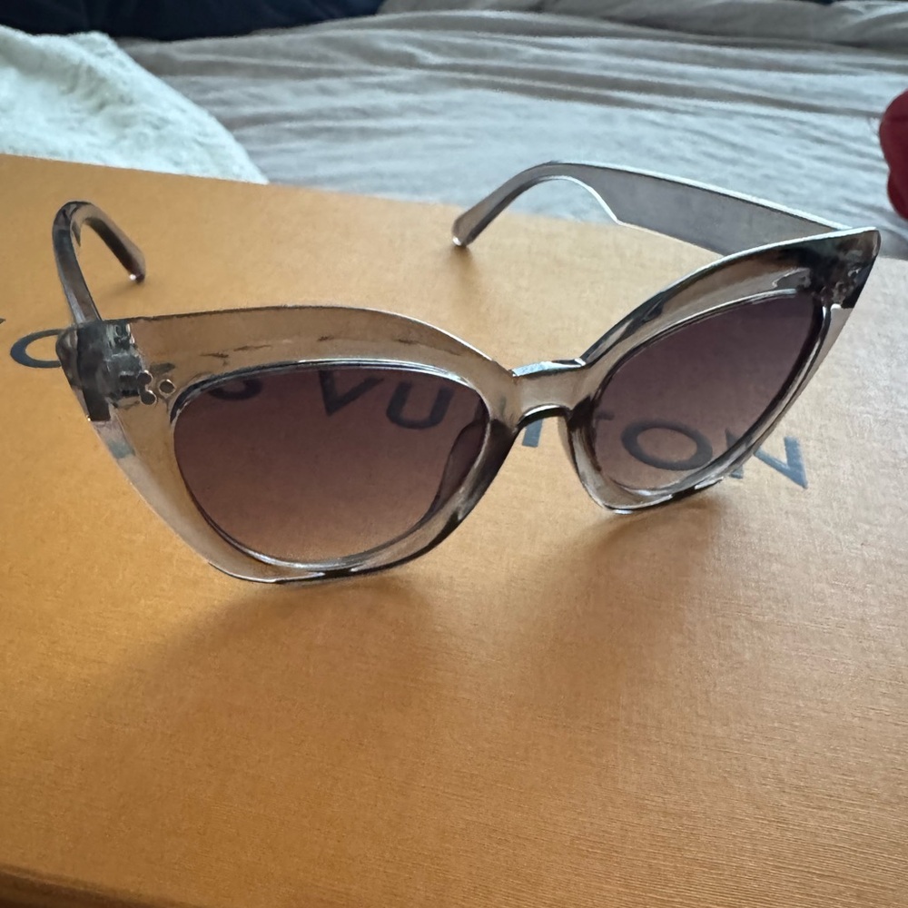 Gray cat-eye framed sunglasses - Picture 5 of 6